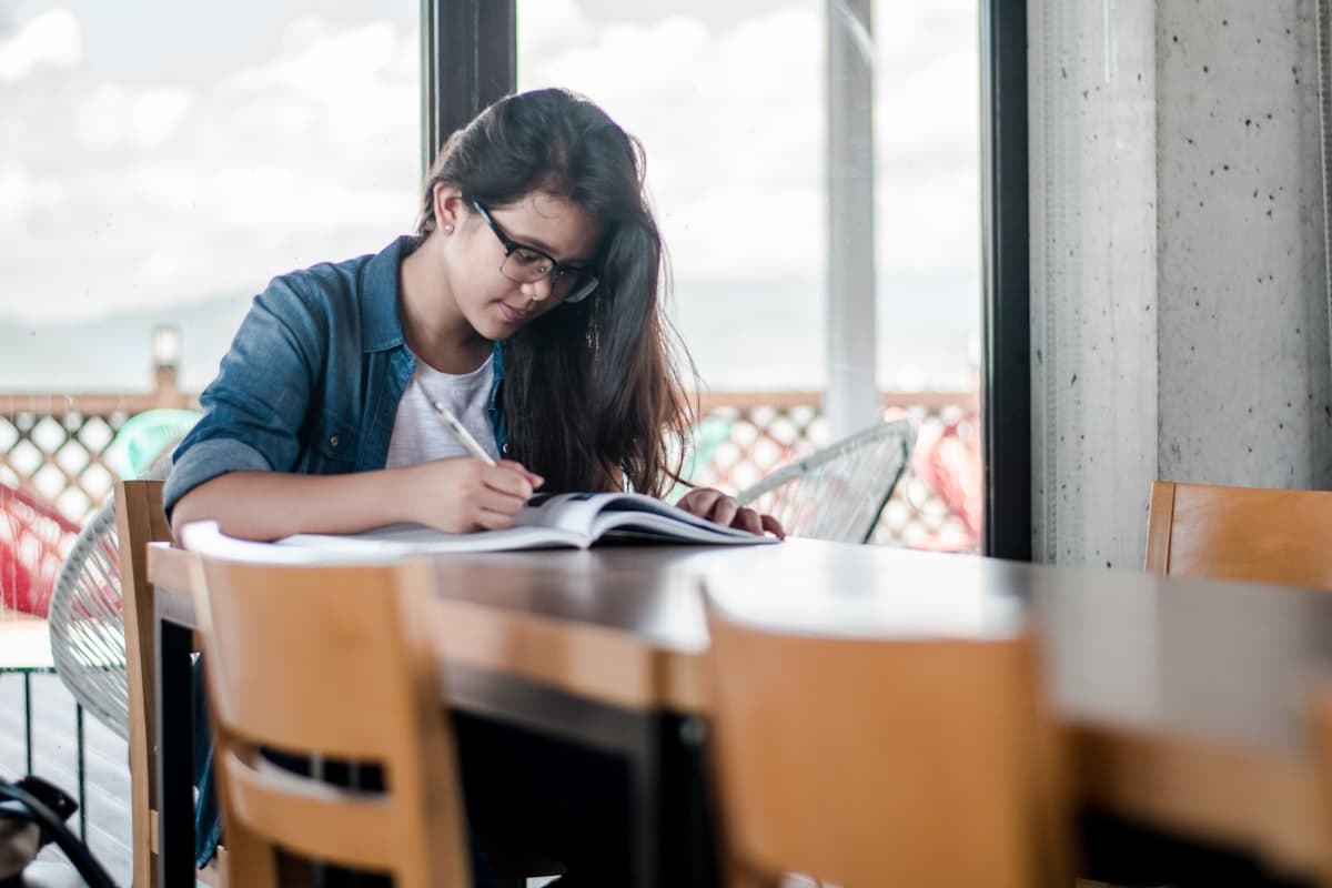 Siswa mengerjakan soal di buku tulis